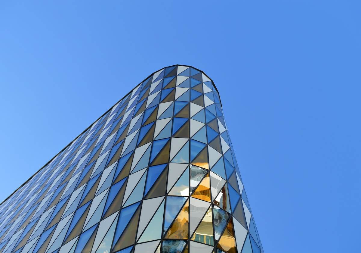 很沮丧!东契奇左腿筋不适回更衣室时 怒踢场边广告牌